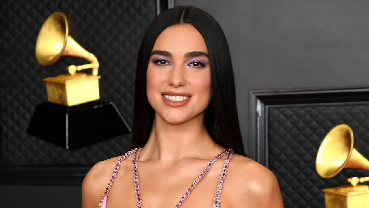 Dua Lipa aangeklaagd omdat ze paparazzifoto van zichzelf plaatste |  Achterklap | NU.nl