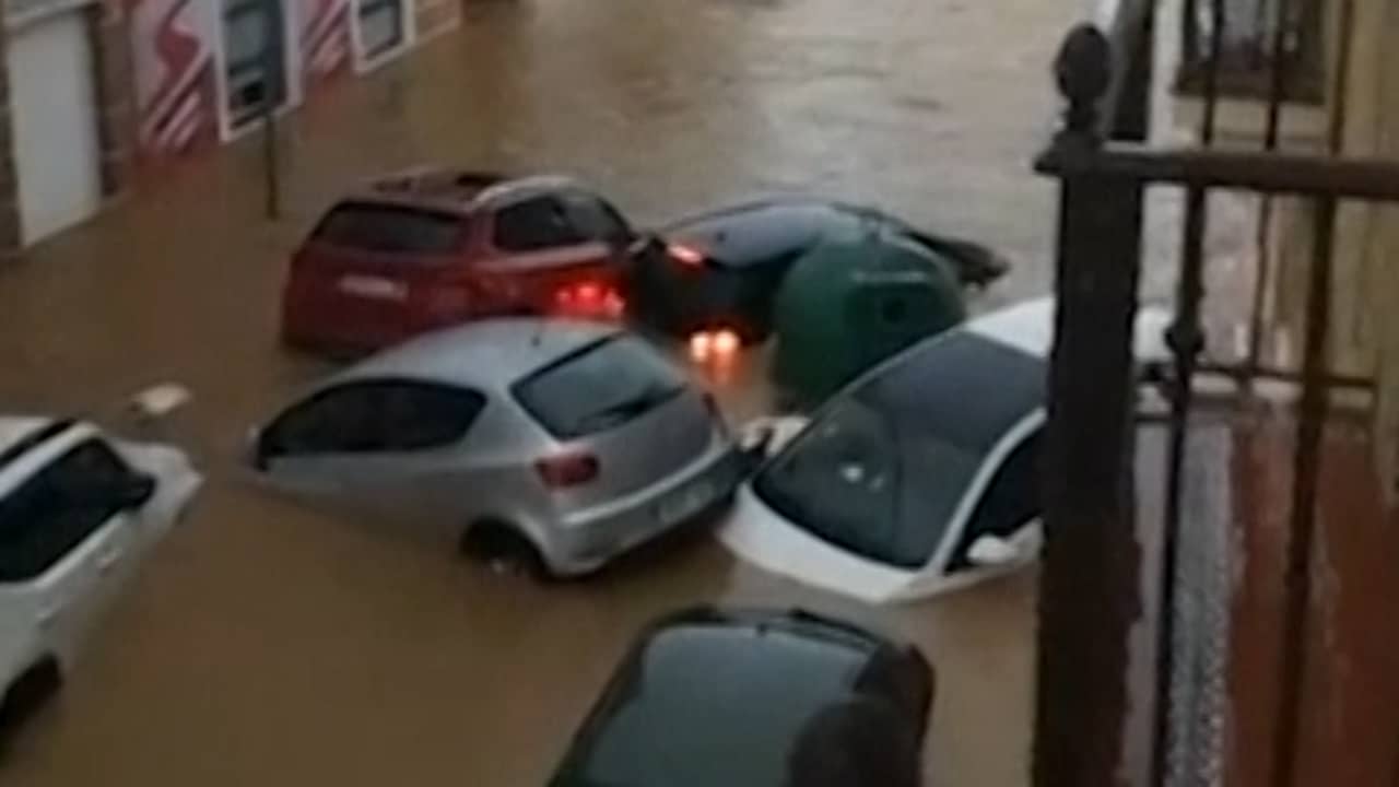 Beeld uit video: Auto's drijven door straten na overstromingen in Spanje