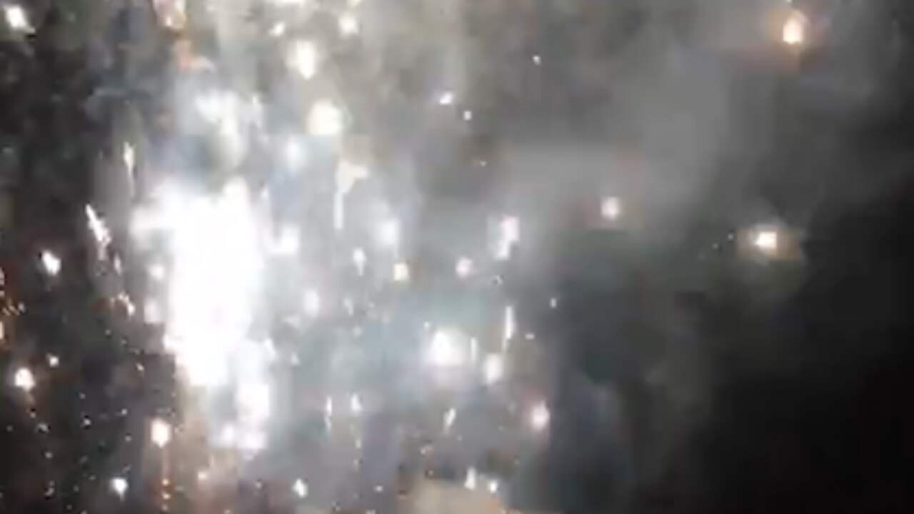 Beeld uit video: Ajax-fans steken vuurwerk af bij hotel spelers Tottenham
