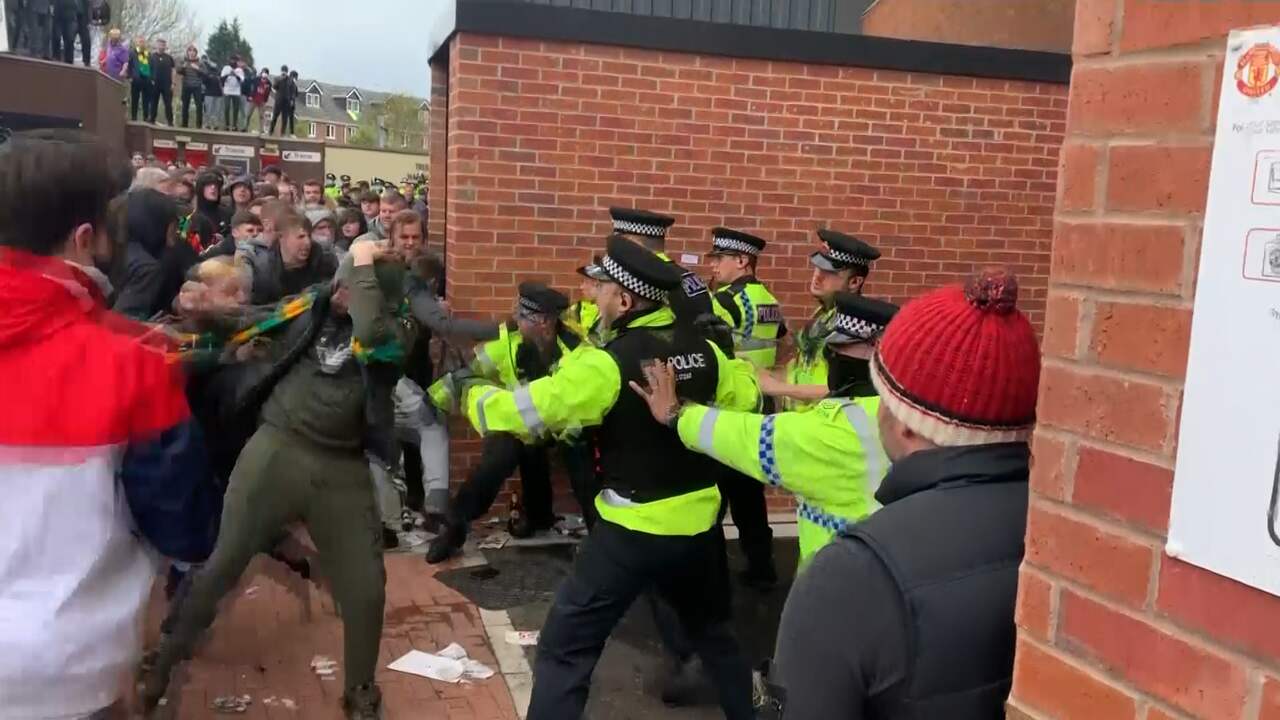 Beeld uit video: Boze Manchester United-fans bestormen stadion, wedstrijd afgelast