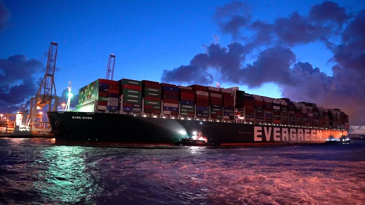 Beeld uit video: Blokkeerschip Ever Given vaart haven van Rotterdam binnen