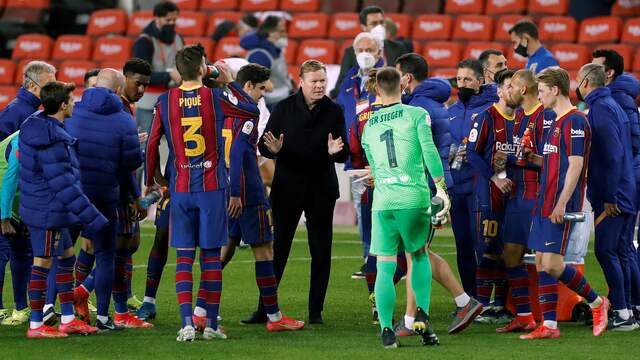 Ronald Koeman pept zijn spelers op voor de verlenging tegen Sevilla.