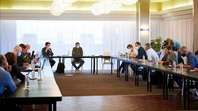Tom Dumoulin sprak maandag in een hotelzaal met de pers.