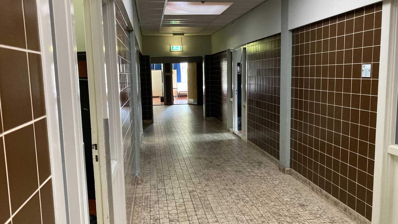 De gang in de barak waaraan de slaapkamers van de evacués grenzen.