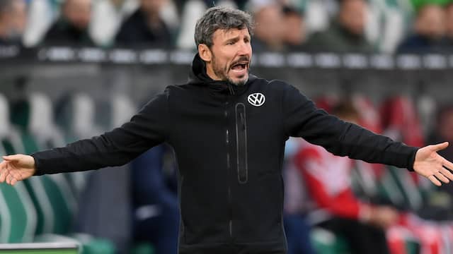 Mark van Bommel krijgt het al een tijdje niet meer aan de praat bij VfL Wolfsburg.
