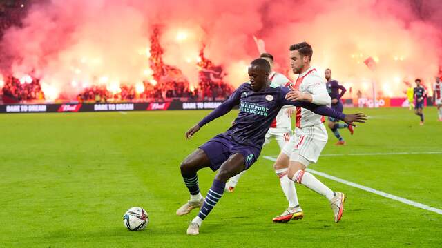 De fanatieke Ajax-fans vierden de zege in de laatste minuten van de topper met veel vuurwerk.