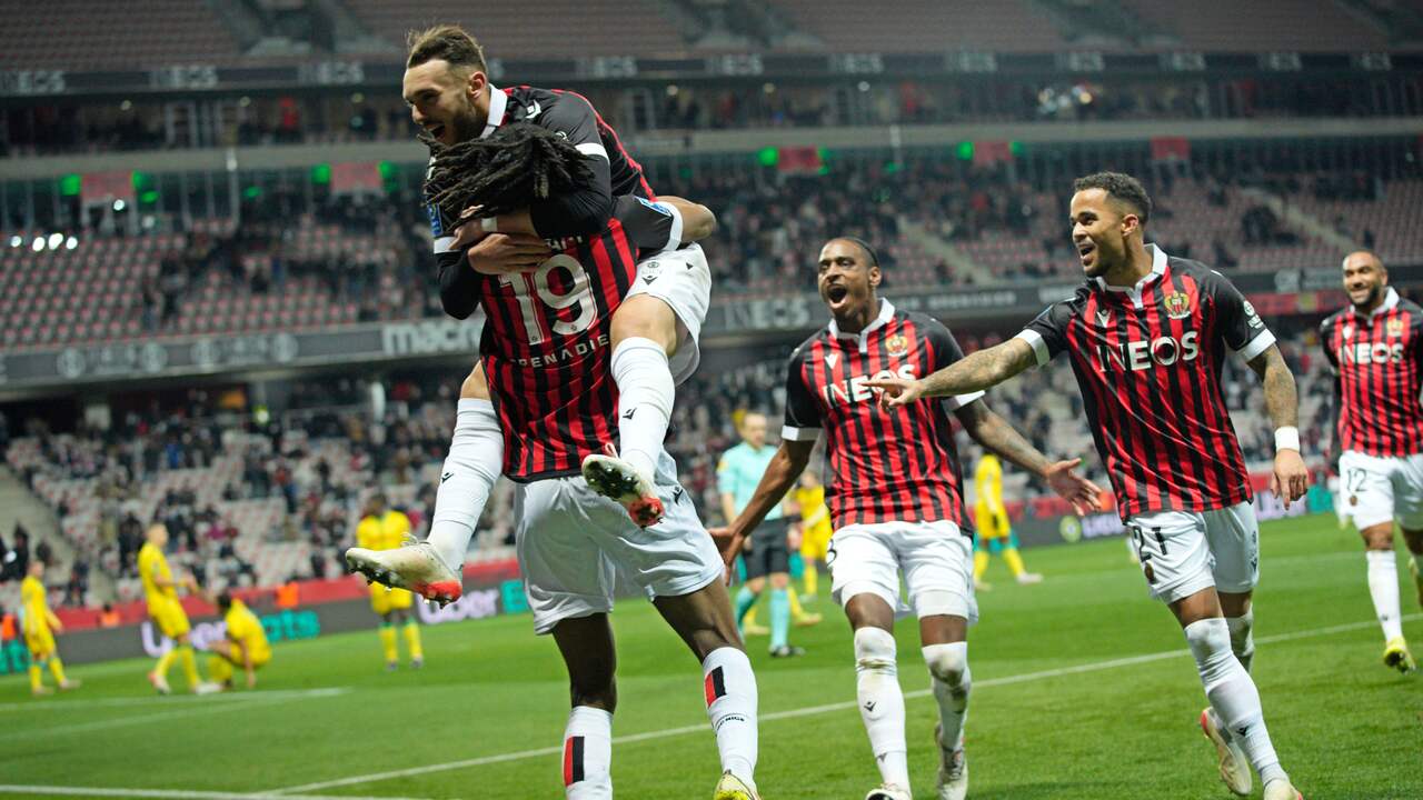 De winnende treffer van OGC Nice wordt gevierd door Pablo Rosario (tweede van rechts) en Justin Kluivert (uiterst rechts).