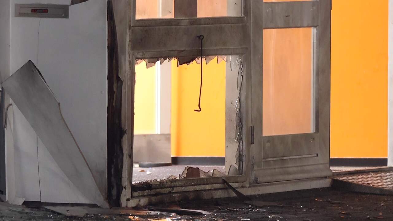 Beeld uit video: Gevel van sportschool in Delft opnieuw vernield door vuurwerkbom