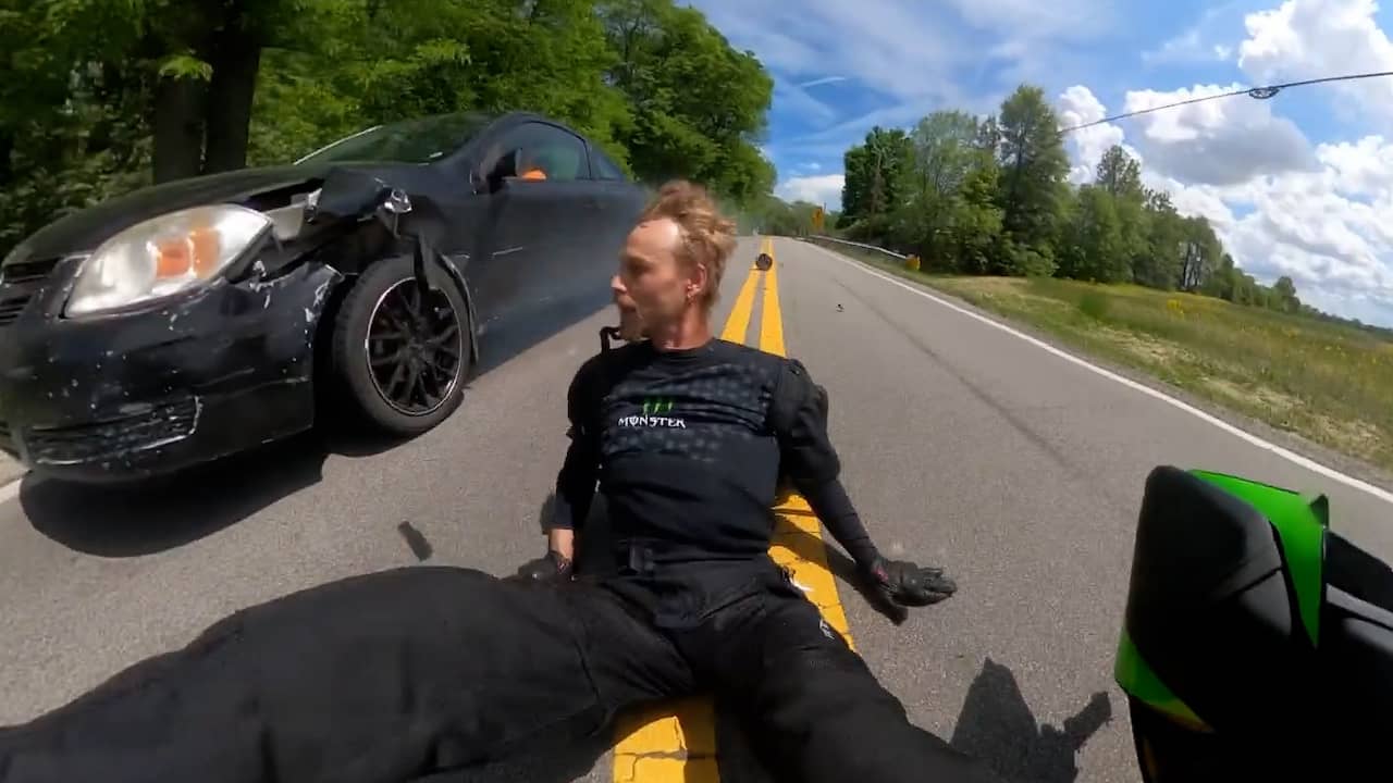 Beeld uit video: Motorrijder in VS filmt eigen botsing met 360 gradencamera
