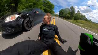 Motorrijder in VS filmt eigen botsing met 360 gradencamera