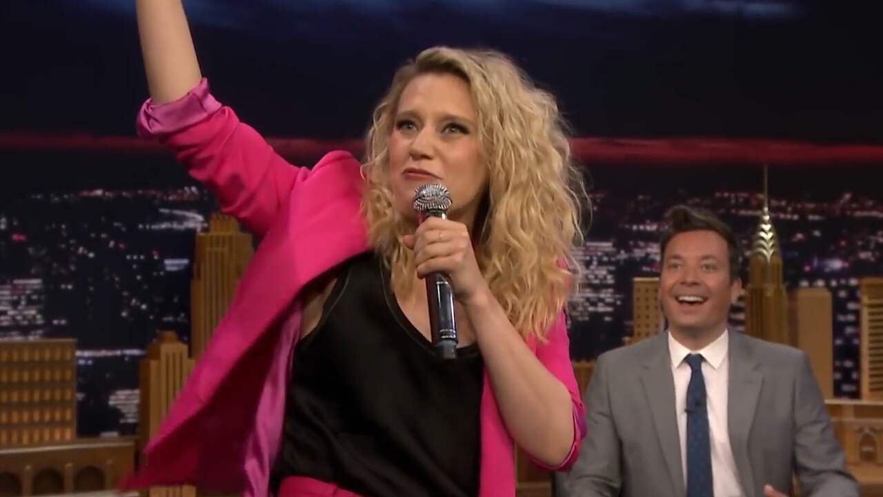 Beeld uit video: Actrice Kate McKinnon rapt moeiteloos in het Hongaars