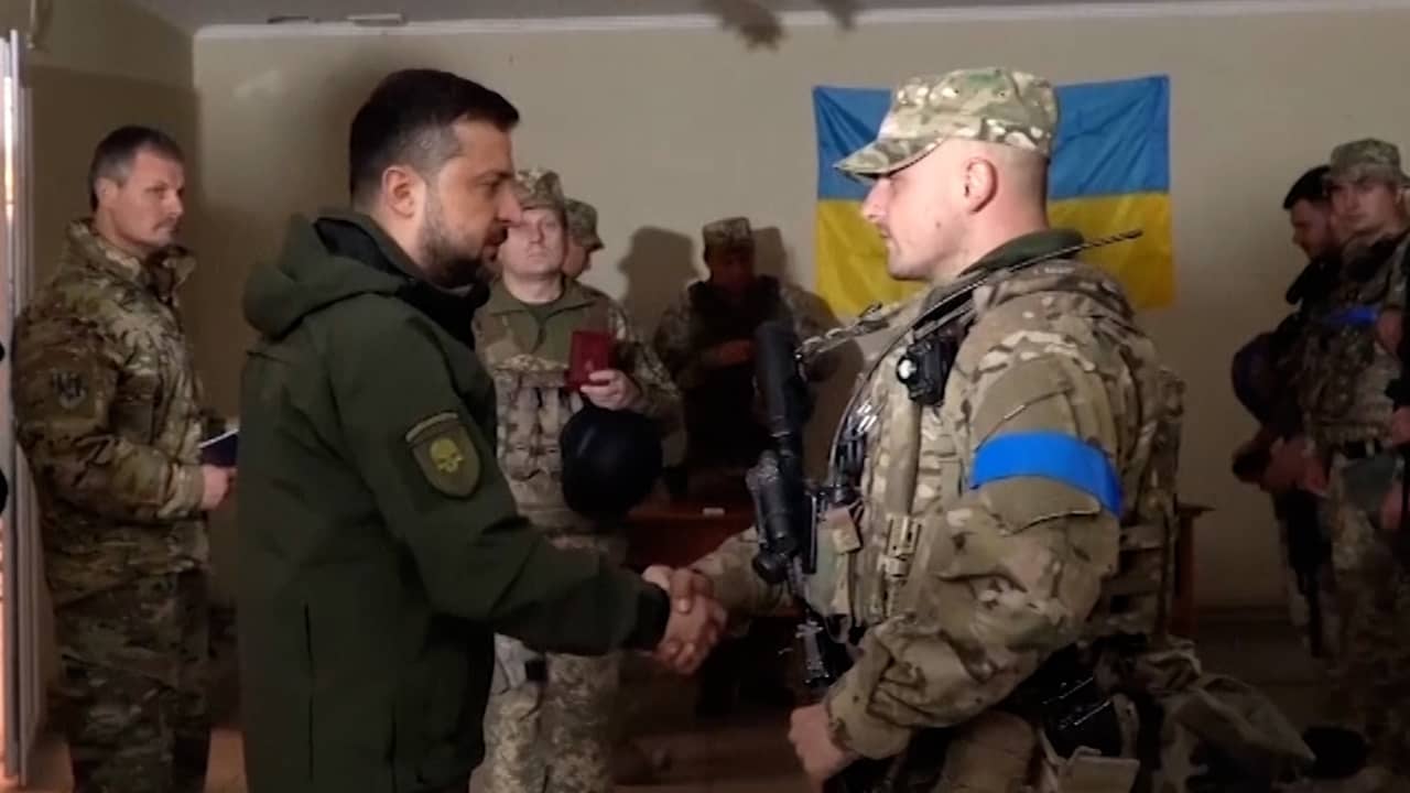Beeld uit video: Zelensky bezoekt heroverd gebied en eert militairen