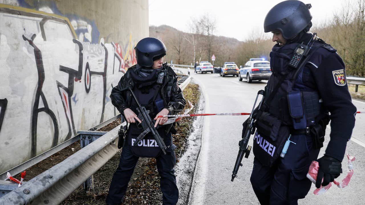 Deutsche Polizei entdeckt Waffenarsenal bei Verdächtigen, nachdem Offiziere JETZT getötet wurden