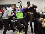 Fotoserie: Bokser Fury verschijnt als Batman op persconferentie