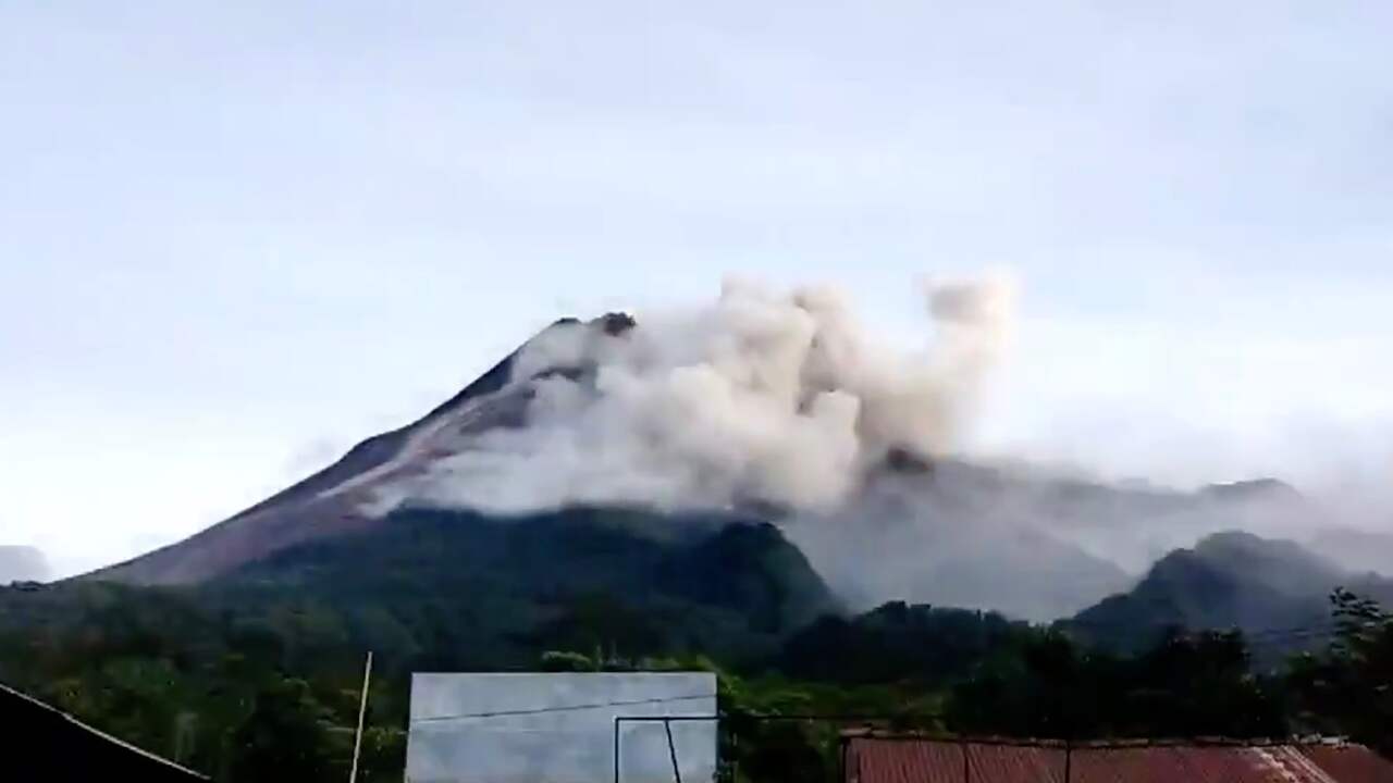 Beeld uit video: Indonesische vulkaan Merapi barst uit en spuwt lava en as