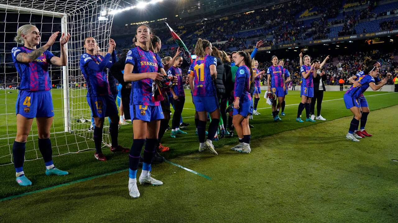De speelsters van FC Barcelona genoten met volle teugen van het bijna volle Camp Nou bij het duel met Real Madrid.