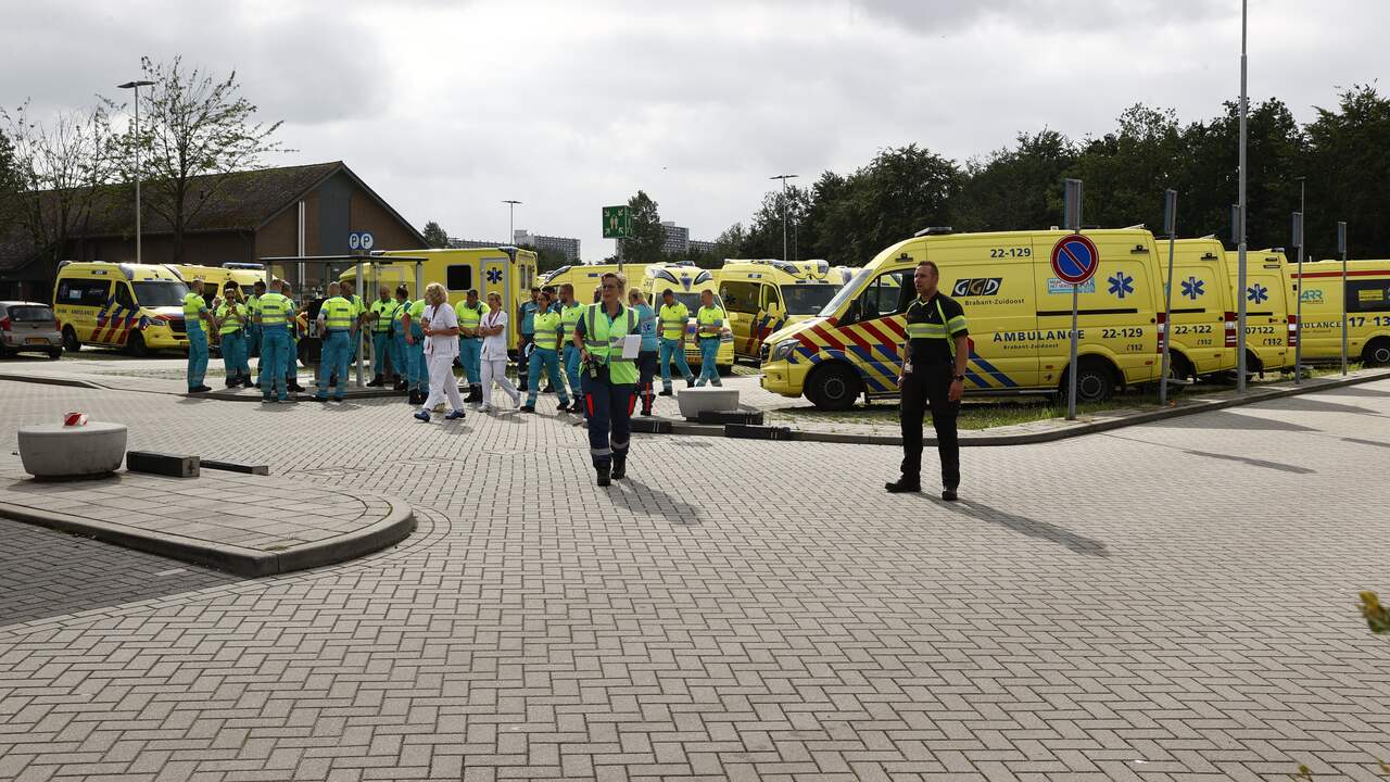Het ziekenhuis VieCuri in Venlo is vrijdagavond volledig geëvacueerd om een eventuele overstroming voor te zijn. Tweehonderd patiënten worden overgeplaatst naar andere ziekenhuizen.