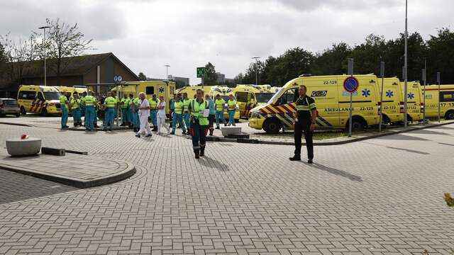 Het ziekenhuis VieCuri in Venlo is vrijdagavond volledig geëvacueerd om een eventuele overstroming voor te zijn. Tweehonderd patiënten worden overgeplaatst naar andere ziekenhuizen.