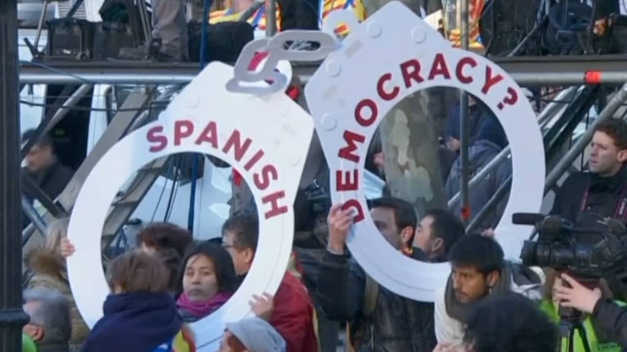 Duizenden Spanjaarden protesteren tegen proces Artur Mas in Barcelona