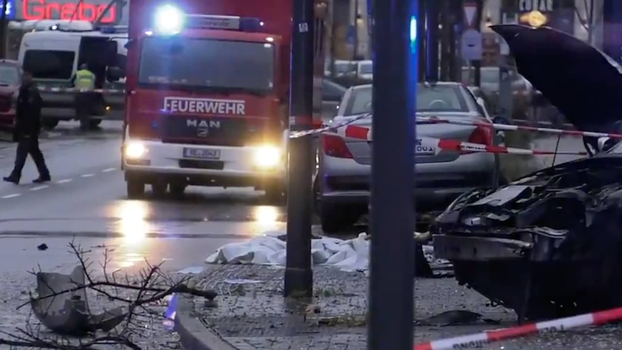 Beeld uit video: Spoor van vernieling nadat man inreed op mensen bij bushalte in Duitsland