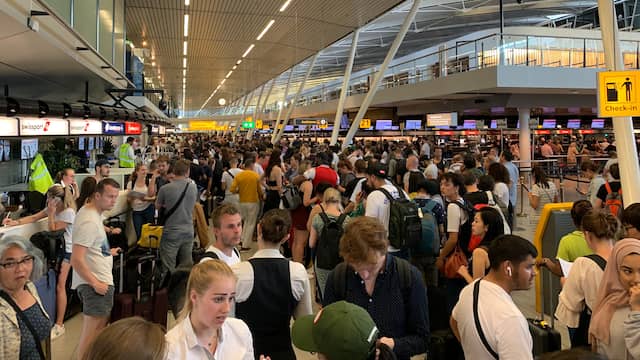 Schiphol verwacht weer vertraagde en geannuleerde vluchten in nasleep storing