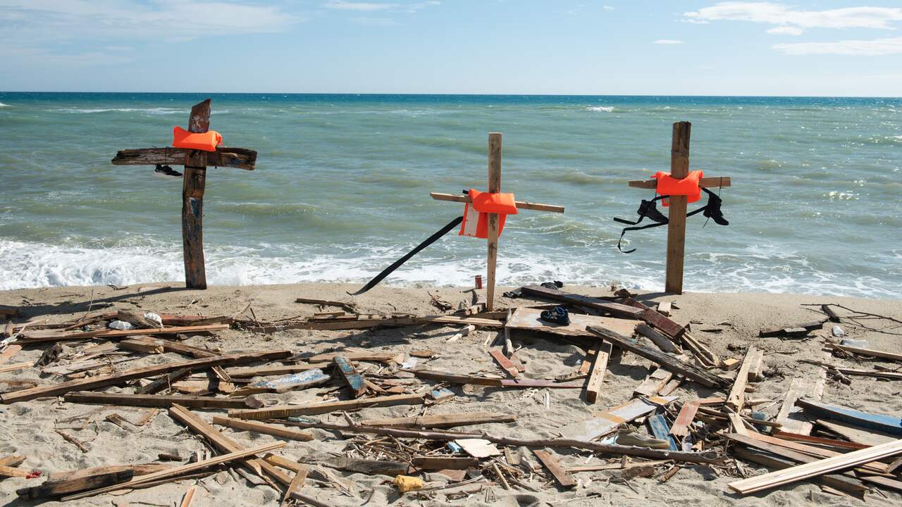 Altri due corpi sono stati trovati due settimane dopo che una barca di profughi si è capovolta al largo dell’Italia  All’estero