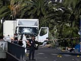 Vrijdag 15 juli: Franse politie doet onderzoek bij de vrachtwagen op de boulevard in Nice, die donderdagavond inreed op de menigte die daar aanwezig was voor de viering van Quartorze Julliet. Zeker 84 mensen kwamen hierbij om het leven.