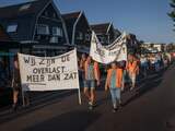 Honderden mensen lopen protestmars naar aanmeldcentrum Ter Apel