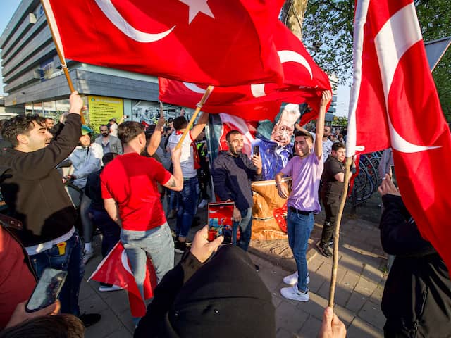 In meerdere steden in het land vieren Turkse Nederlanders dat Recep Tayyip Erdogan de Turkse verkiezingen heeft gewonnen. Veel feestvierders zijn met de nationale vlag van Turkije in de auto gestapt of staan met de vlag op straat te zwaaien.