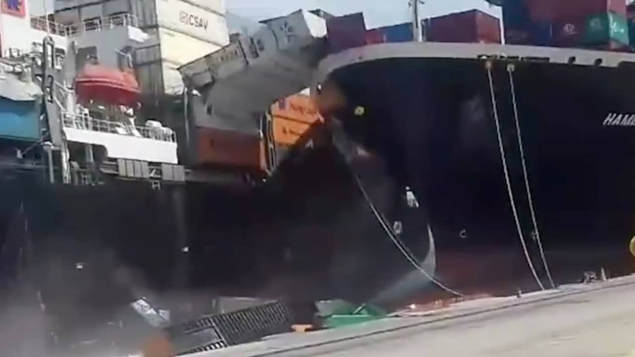 Beeld uit video: 21 containers vallen in zee bij botsing schepen in Pakistan