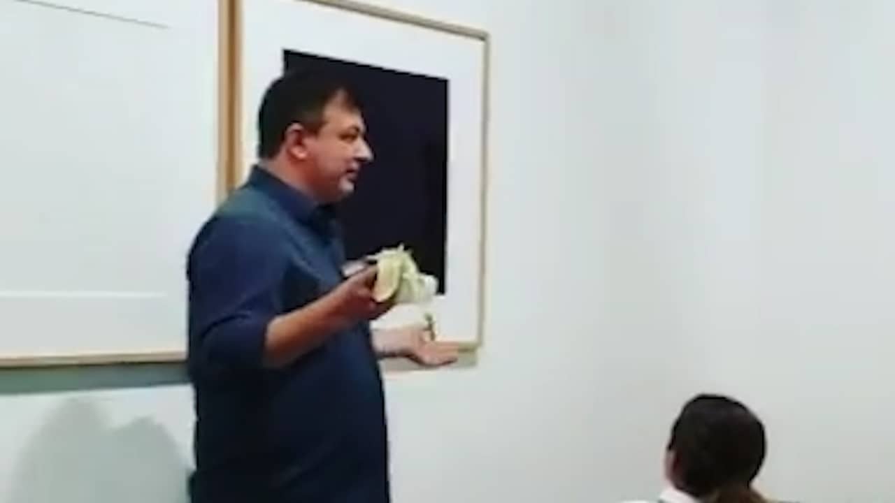 Beeld uit video: Bezoeker eet bananenkunstwerk van 120.000 dollar op in Miami