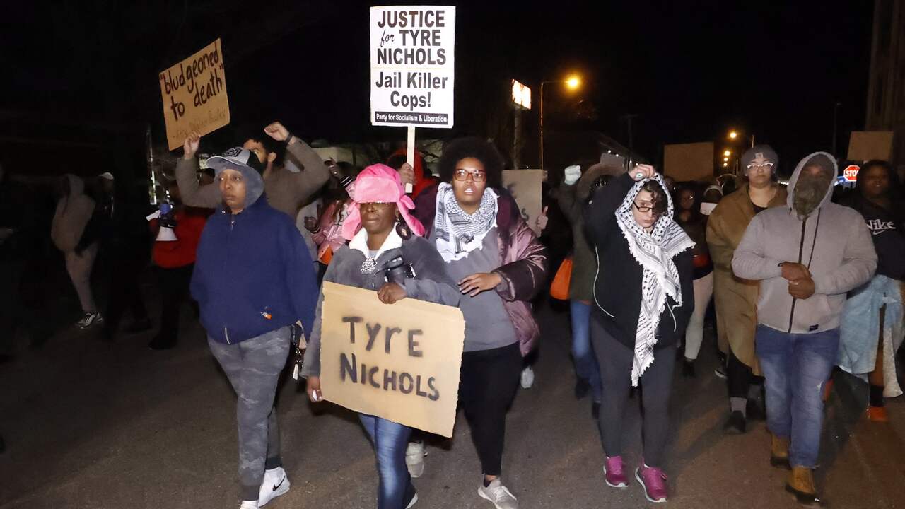 Multiple demonstrations in the United States after the broadcast of the images of the fatal arrest of a black man |  Abroad