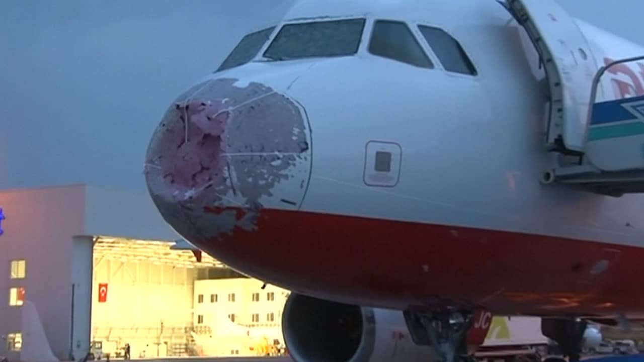 Vliegtuig beschadigt neus tijdens vlucht door hagelbui Istanbul