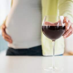 Klein beetje alcohol tijdens zwangerschap kan hersenstructuur foetus aantasten