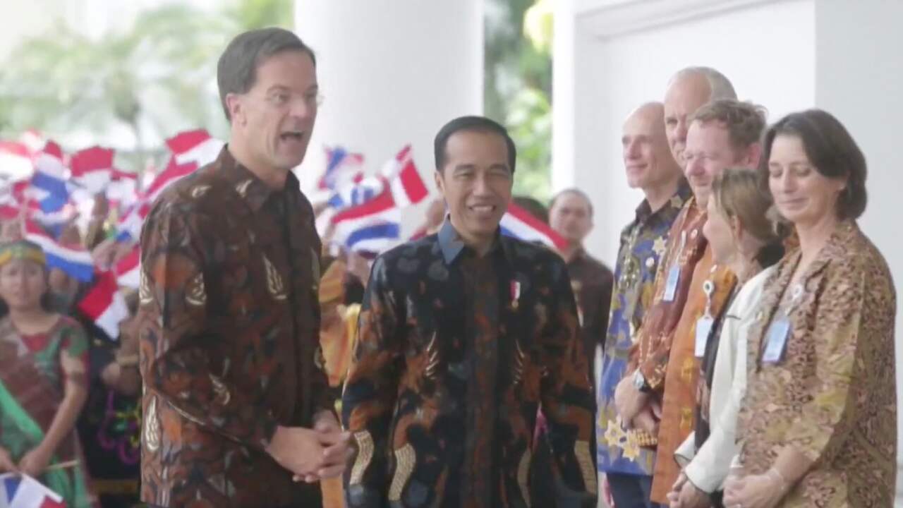 Rutte draagt traditioneel hemd tijdens bezoek aan Indonesië