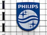 AMSTERDAM - Het nieuwe logo van Philips is geplaatst op het hoofdkantoor. Een gemoderniseerd versie en een nieuwe slogan moeten het getransformeerde Philips de komende jaren verder op de kaart zetten. ANP SANDER KONING