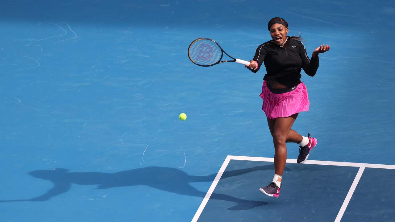 Serena Williams won haar eerste wedstrijd sinds september zonder problemen.