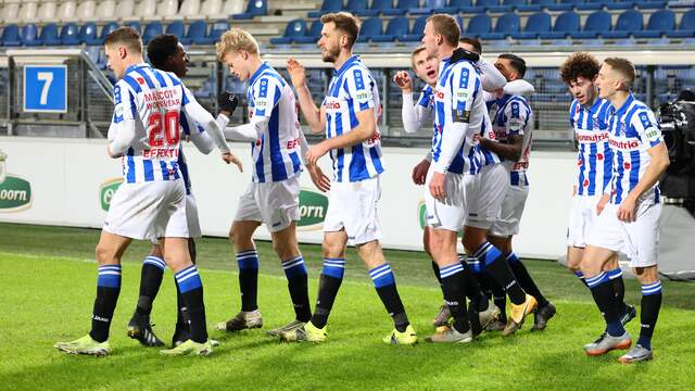 De spelers van sc Heerenveen vieren de late treffer van Henk Veerman.