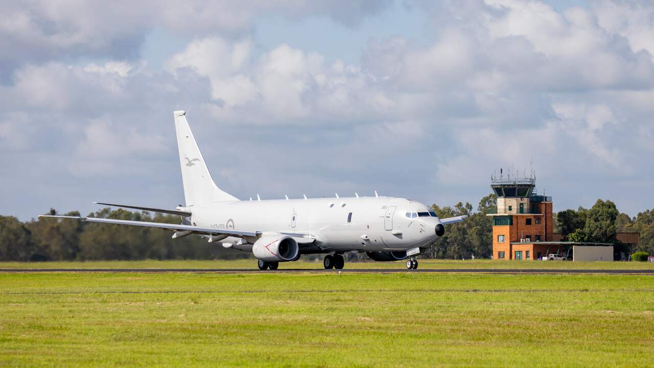 Een Boeing P-8 Poseidon van de Australische luchtmacht vertrok maandag naar Tonga om de schade in kaart te brengen.