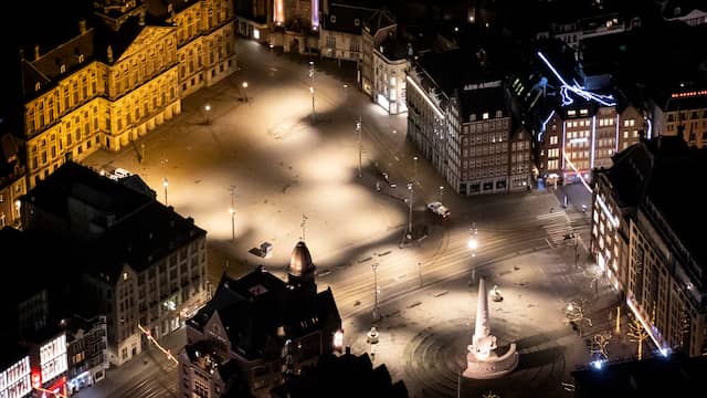 De cijfers gaan echter nog steeds niet de goede kant op. Het kabinet voelt zich daarom genoodzaakt een avondklok in te stellen. Dat leidt tot surrealistische beelden, zoals hier op de Dam in Amsterdam.