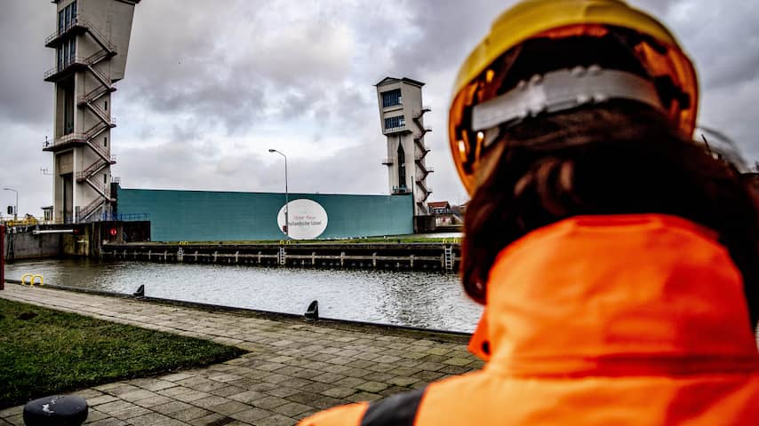 Een gesloten Hollandsche IJsselkering tijdens hoogwater in 2019