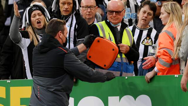 Een staflid van Tottenham Hotspur haastte zich met een defibrillator naar de tribune.