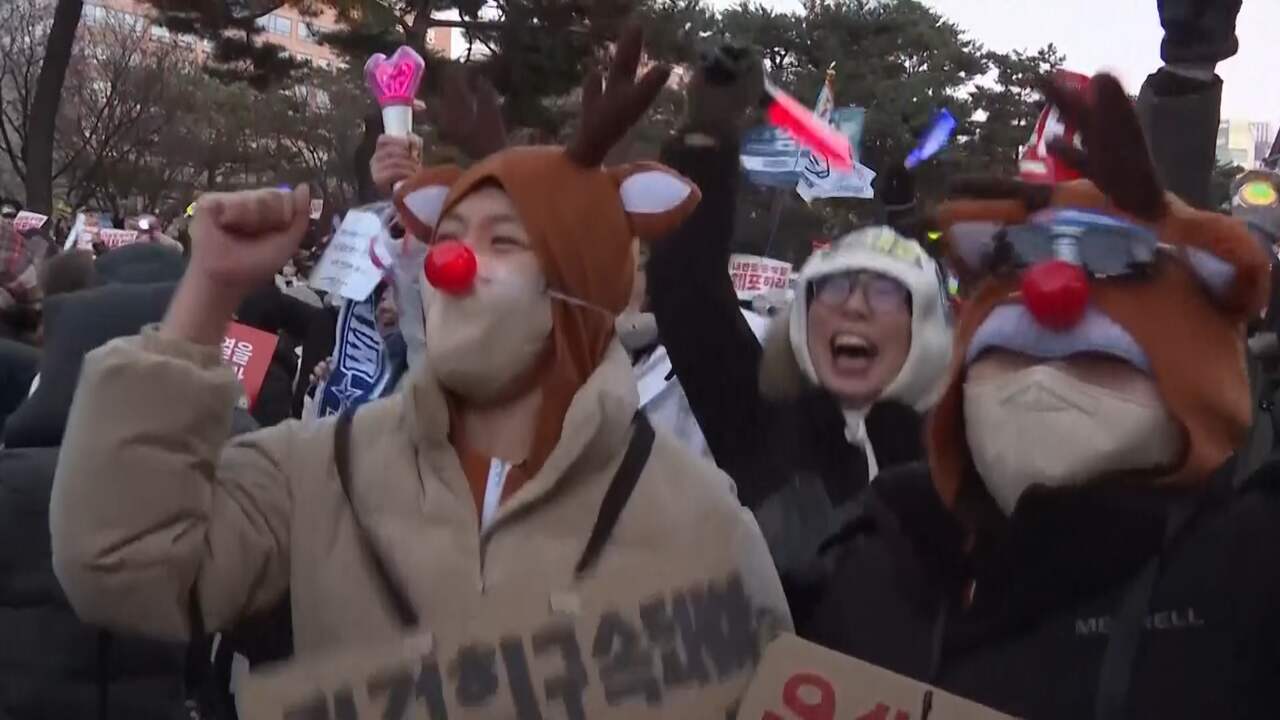 Beeld uit video: Zuid-Koreanen vieren motie tot afzetten omstreden president