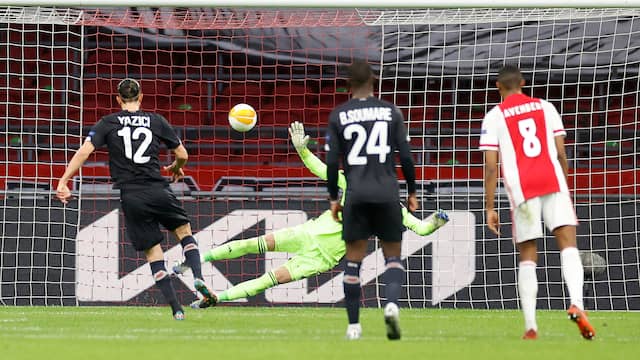 Maarten Stekelenburg had geen antwoord op de strafschop van Yusuf Yazici.