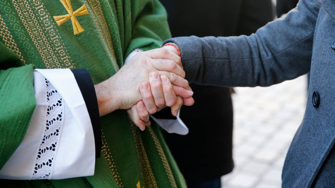 Anche i vescovi fiamminghi vogliono benedire le coppie omosessuali contro la volontà del Vaticano |  Attualmente