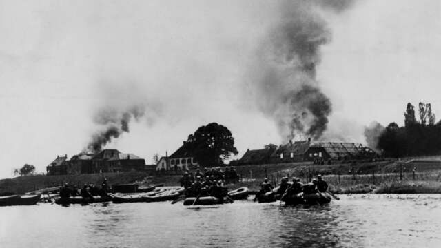 1940: Duitse troepen steken de Maas over.