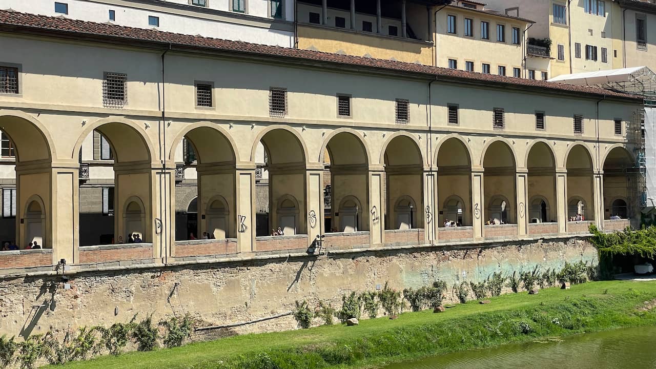 German couple suspected of spraying graffiti on 460-year-old building in Florence |  outside