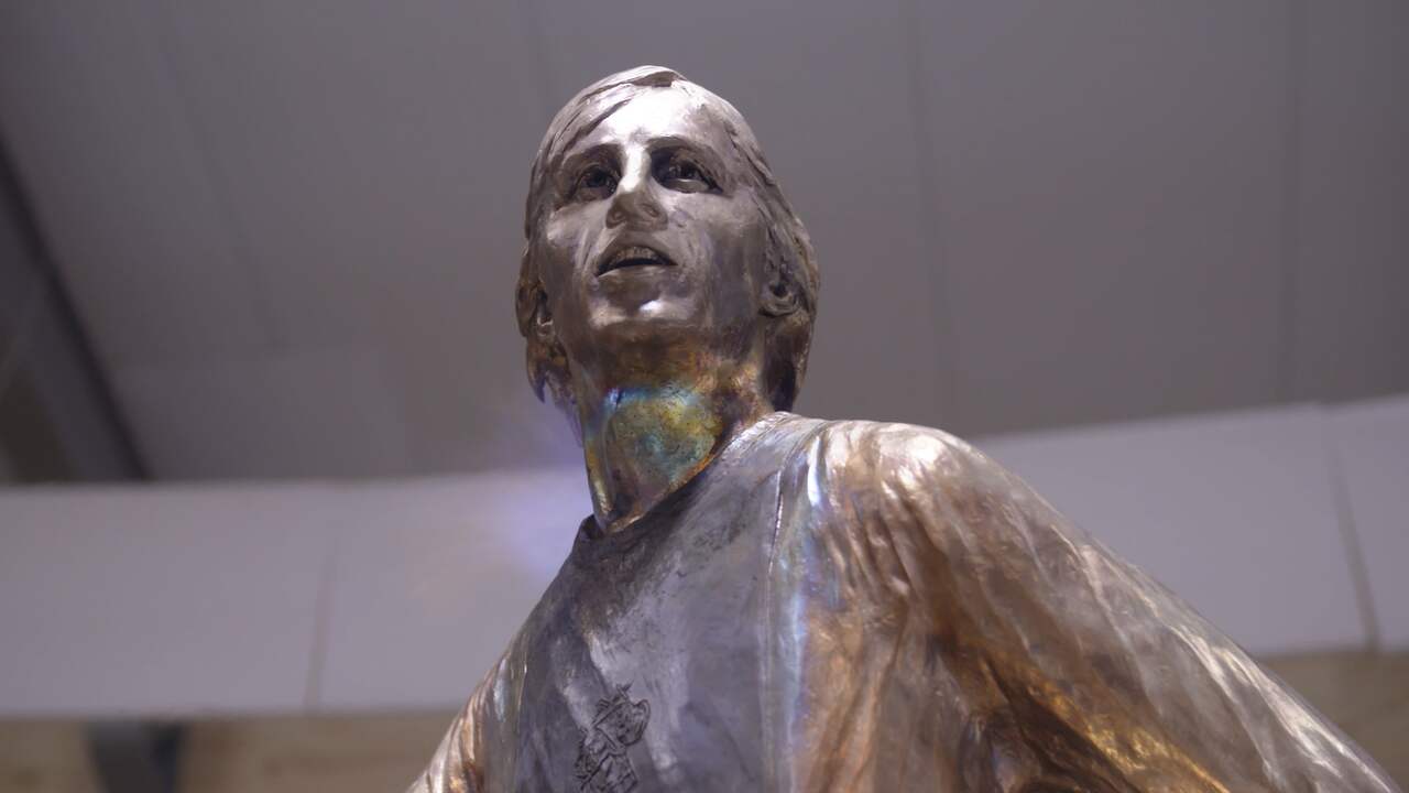 Beeld uit video: Frank Rijkaard onthult bronzen standbeeld van Johan Cruijff