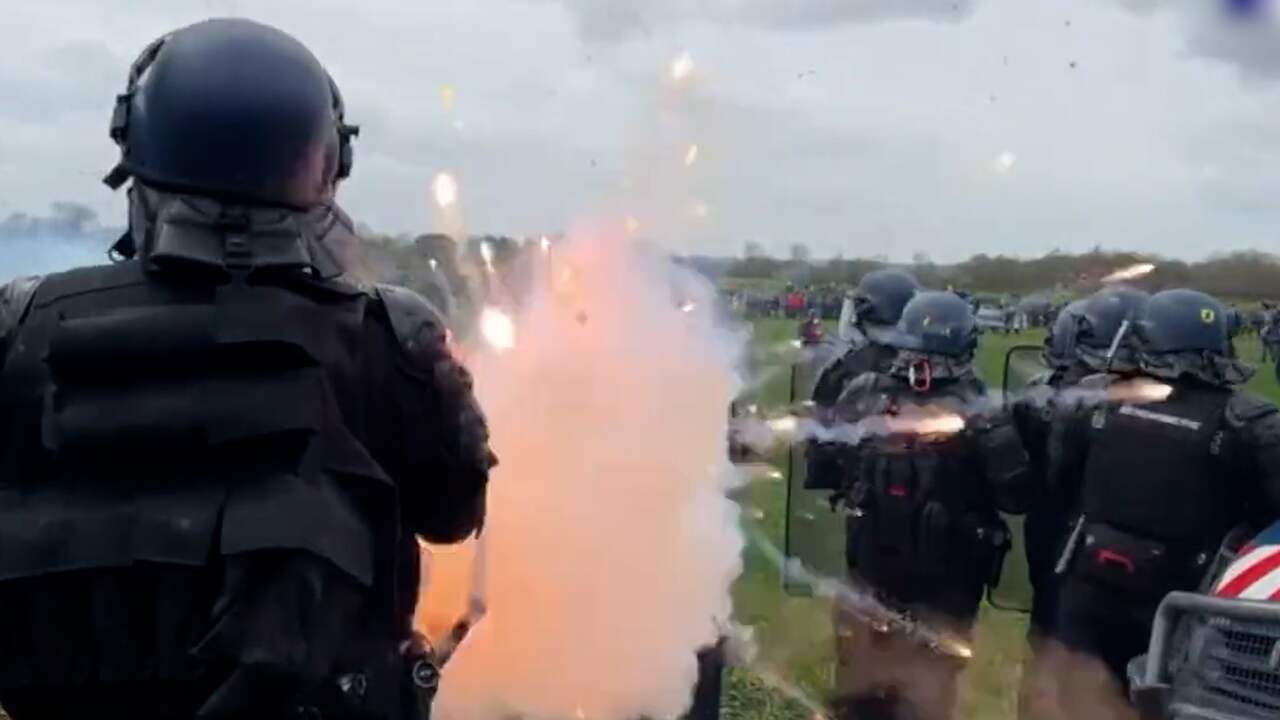 Beeld uit video: Milieudemonstratie ontaardt in ware veldslag in Frankrijk