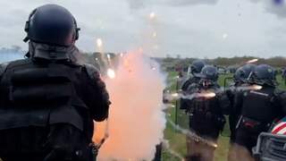 Franse politie bekogeld met vuurwerk bij milieudemonstratie